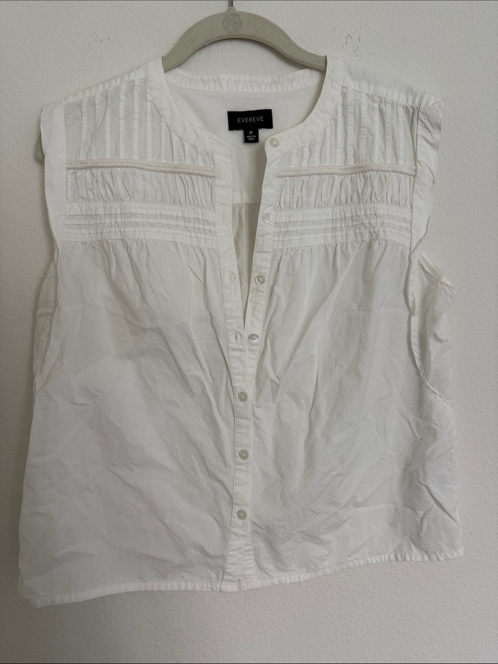Evereve White Sleeveless Pintuck Button Front Top